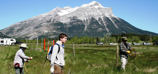 Conservation Volunteers, Crowsnest Pass, Alberta (Photo by NCC)