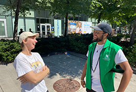 Donatrice en conversation avec un collecteur de fonds de CNC (Photo CNC)