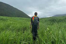 Le stagiaire Colin Decoste, Réserve naturelle The Grasses, T.-N.-L. (Photo Jennifer Sullivan, stagiaire)