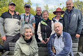 Sept anciens membres du conseil d’administration de CNC, réunis pour rendre hommage à Norman Schipper : (de gauche à droite) Gary Goldberg, Michael Biro, John Riley, Margaret Kelch, Serena Raab Goitanich, Bruce MacLellan et John Moore, et l’épouse bien-aimée de Norman, Honey.