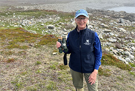 Jane Alexander pratique l'observation d'oiseaux, West Head, N.-É. (Photo Doug van Hemessen/NCC staff) 