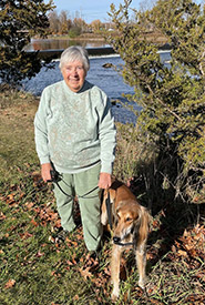 Nancy et son chien Kingsley (Photo reproduite avec sa permission)