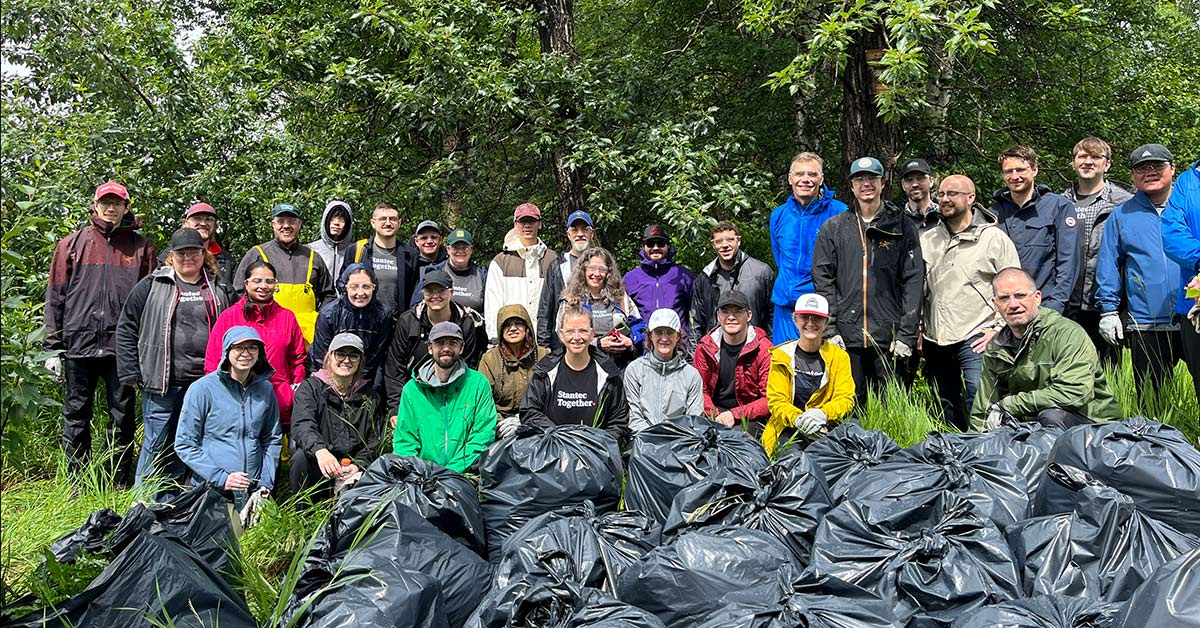 Des bénévoles avec plus de 30 sacs de mauvaises herbes (Photo Ocean Kveder/NCC-CNC)